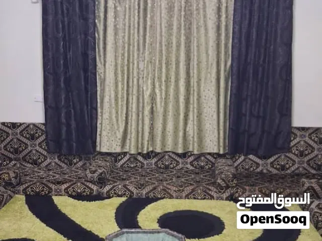 فرشتين وفراشات وستار وطاولة