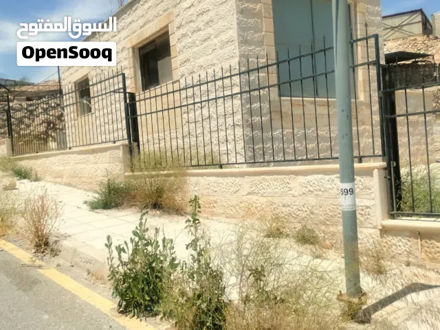 معرض للبيع المنطقة الحرة الزرقاء 3 دنم و300 متر  بتسع إلى 200 سيارة وأكثر  أجار قديم بناء  3 مكاتب