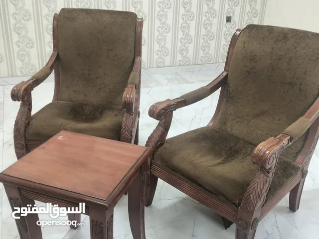 كرسين فرعونين مع طاولة