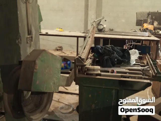 معدات صناعية أو ورشة لحام