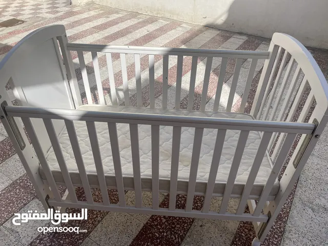 سرير الطفل كبير وواسع جديد قابل للتفاوض يريد البيع لعدم الحاجه له للتواصل