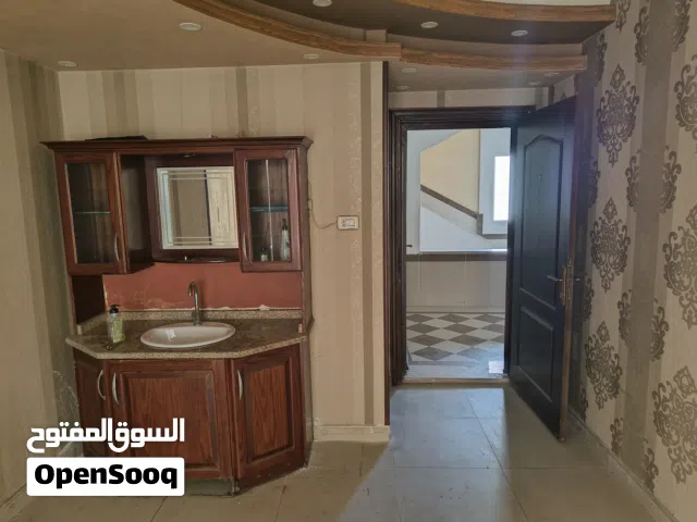 مكتب تجاري للإيجار بموقع مميز