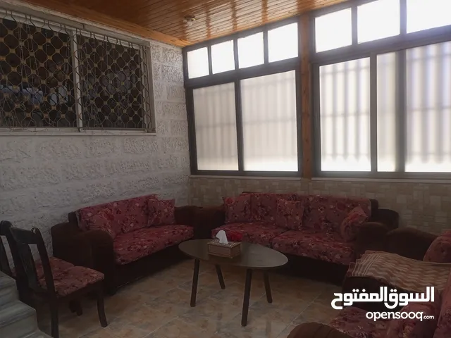 شقة طابق ارضي للبيع كاش الزرقاء البتراوي ثلاث غرف نوم ،صالة،غرفة ضيوف برندا،بلكونه حمامين