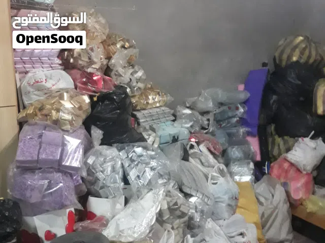 بضاعة محل عطرىة للبيع