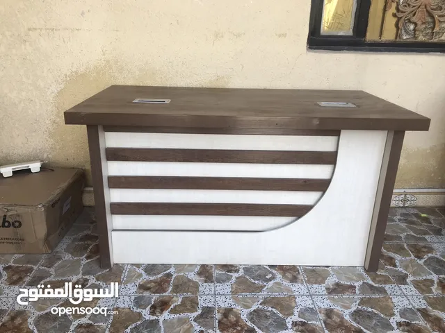 ميز مكتبي وكراسي