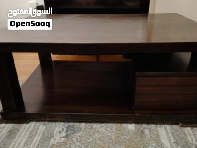 طاولة وسط (مطبقة) خشب متين باللون البني المحروق مع طقم زوايا صغار بحالة ممتازة