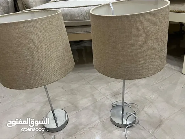 للبيع كرسي شعر بقره الأصلي و احذيه و table lamp