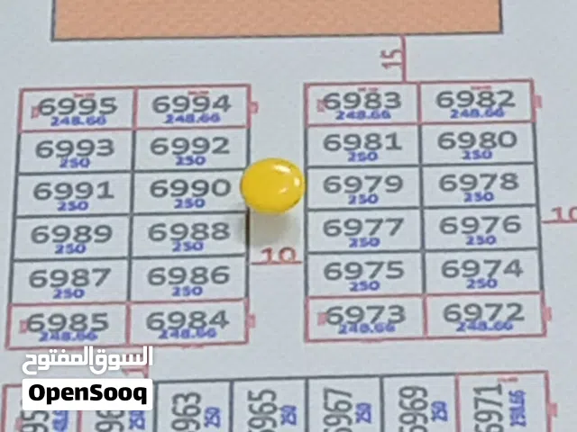 محل للايجار كان صالون نسائي وحالين فارغ مع حمام داخلي المحل علا شارع العام الاصمعي القديم شارع جسر ج