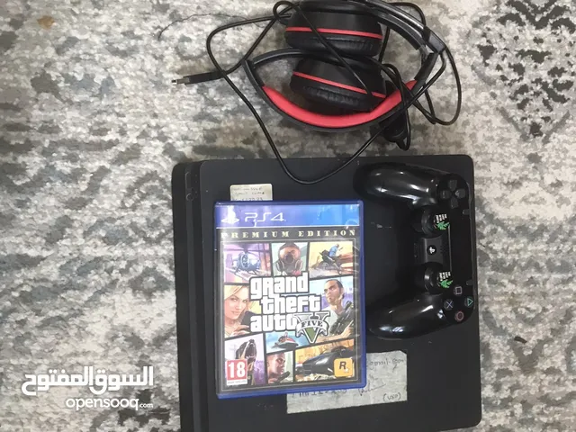 بلاستيشن 4 فيها حساب فورت و مساحتها 800غ