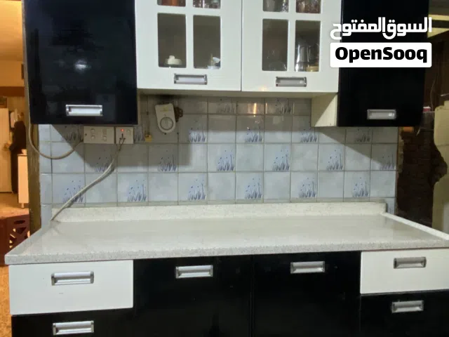 كاونتر يتكون من 4 قطع (2 زوجي) علوي وسفلي بحالة ممتازة وتصميم مودرن وعصري انيق الوان تناسب المطباخ