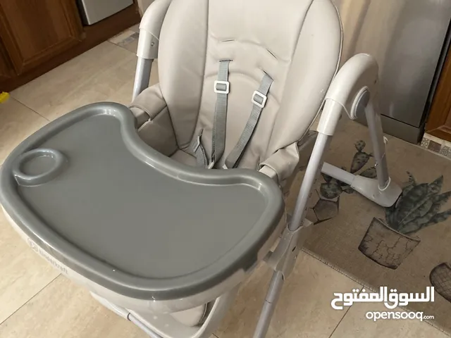 مقاعد للأطفال مع طاولة للأكل