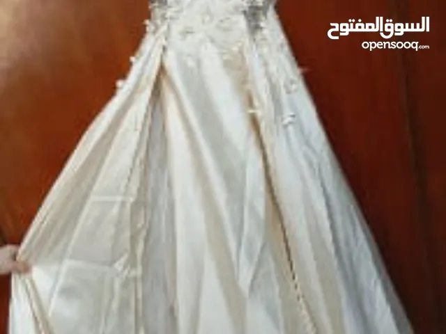 فستان طويل نفش لون حليبي