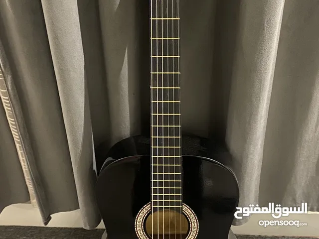 قيتار اسود كلاسيك قابل للتفاوض
