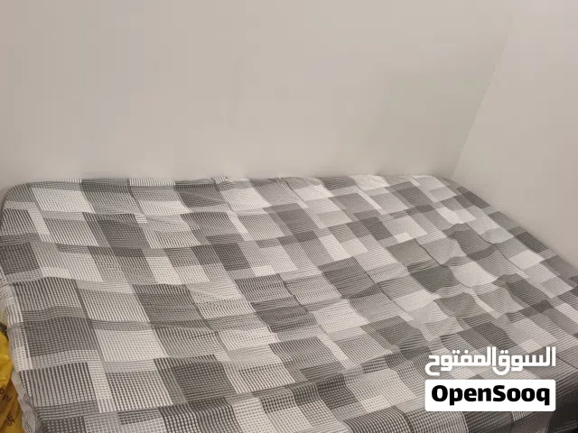 سرير 120* 200 بالمرتبه و كومدينو 40 *50 للبيع
