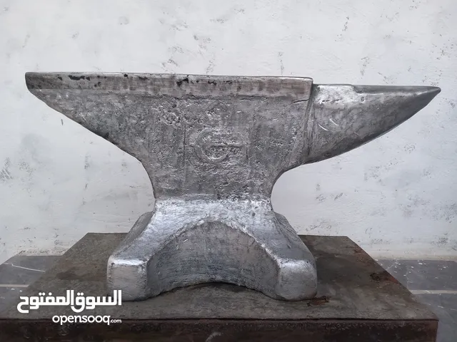 سندان حديد اصلي قديم جدآ بحاله ممتازللبيع بحاله ممتازه