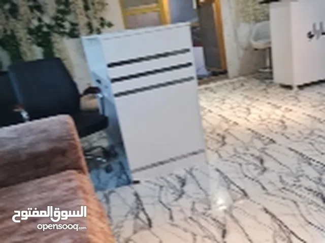 مركز وصالون حلاقه  للايجار موثث بالكامل يحتوي على قاعتين بالطويسه