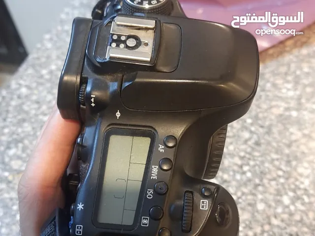 مجموعة تصوير كاملة وبحالة ممتازة (كانون 80د مع عدستين)