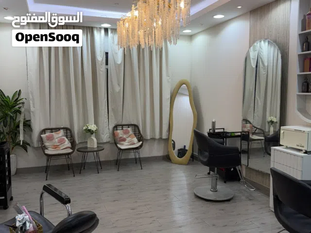 صالون نسائي جاهز التشغيل للبيع – دخل ثابت وموقع مميز في بني ياس سوق البلدية