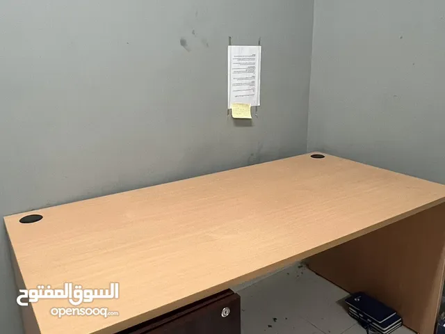 طاولة مكتبية شبه جديدة بتصميم عصري وخشب نوع قوي جدا