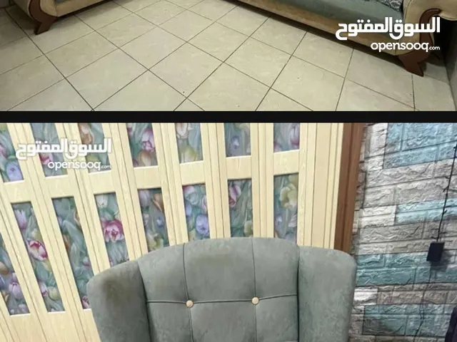 طقم قنفات مستعمل قطعتين كبيره وزاوية مع ثلاث كراسي يوجد فيها مخزن في داخلها مع تكيات وكوشات نظيفات