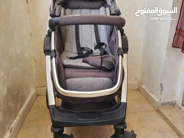 عربة أطفال ماركة Giggles بحالة ممتازة مع إمكانية فصلها كما هو موضح بالصور