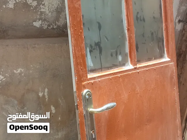 باب حديد فاصون عدد 2للبيع بسعر حرق الواحد فقط ب35د الباب البني طول 205م بعرض 82 من دون الحلق حلقه