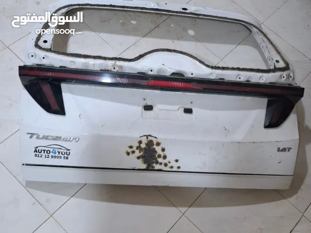 شنطة سيارة توسان 2022 مع كشاف به كسر بالفيبر الخارجي بتاعة بلادها والخبطة بسيطة تم تغيرها بالتوكيل