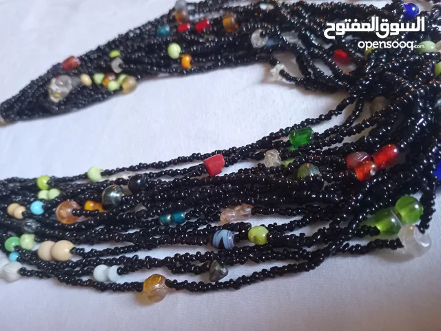 قلادة من خرز الحبة السوداء وخرز ملون