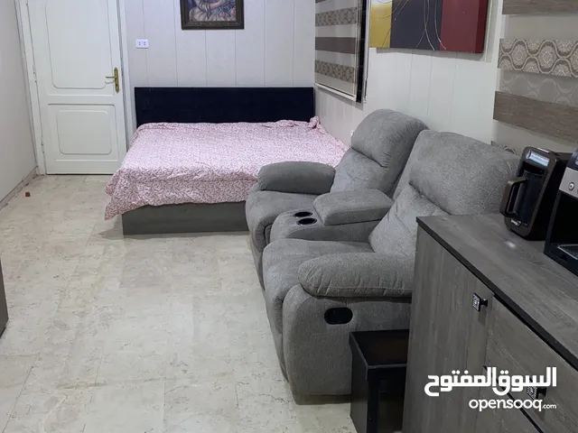 شقه مفروشه واستوديو مفروش  للايجار أسبوعي او شهري او سنوي. وللعائلات فقط كون العماره عائليه محترمه.
