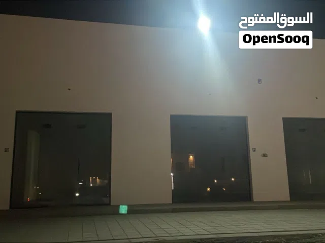 للايجار مبنى كامل مكون 12,محل مع  مساحة داخل المحلات.يصلح مخزن .الخدمات متوفره .وسط حي سكني ومسجد