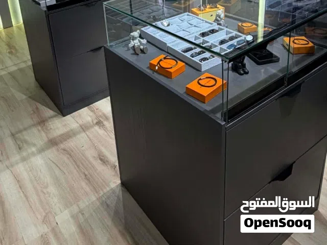 فترينه عرض زوجاجيه بي الادرج مناسبه لي عرض اكسسورات اكترونات وساعات