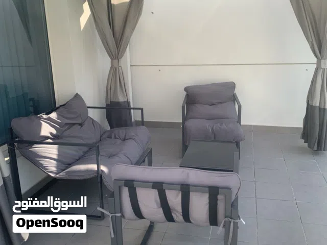 جلسة مع ثلاث كراسي اثنين صغار واحدة كبيرة طاولة زجاج