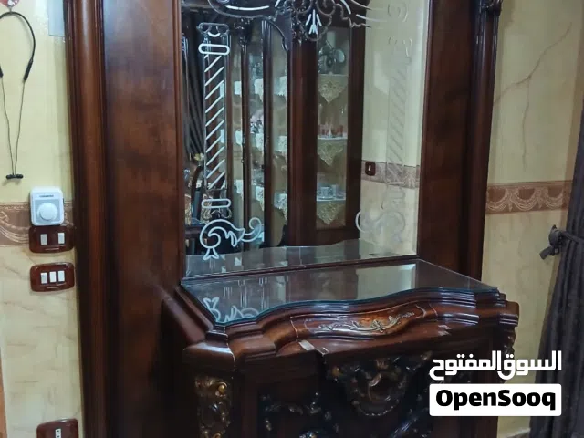 سفره للبيع استعمال نضيف شهرين بظبط مكونه من بوفيه وسفره ب ست كراسي ونيش والخشب ارو في زان دهان استر