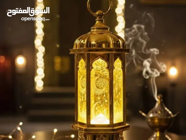 الفانوس الرمضاني الفاخر بتصميمه الذهبي الراقي سهل التشغيل ومثالي للديكور الداخلي