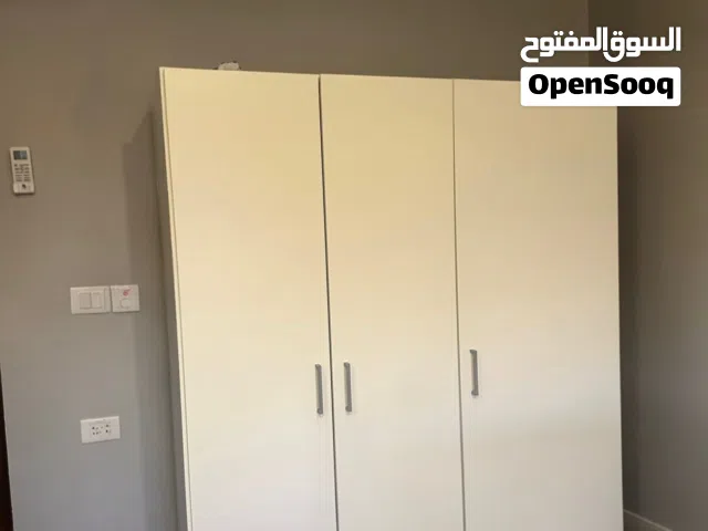 خزانة ملابس وكوميدينة من ايكيا