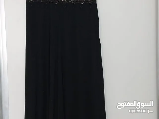 فستان اسود طويل