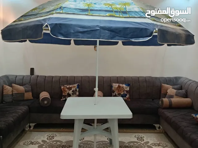 طاولة مع المظل