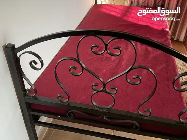 تخوت معدنيه مستعمل للبيع طاوله مكتب مستعمله للبيع فرشات اسفنج عدد 2 للبيع في عمان ضاحيه الياسمين