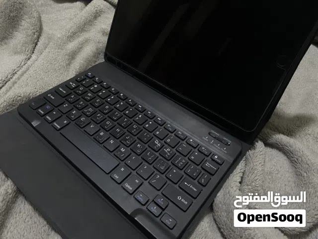 iPad 9th Gen 64GB للبيع بحالة ممتازة مع كيبورد وكفر iPad 9 64GB for Sale + Accessories