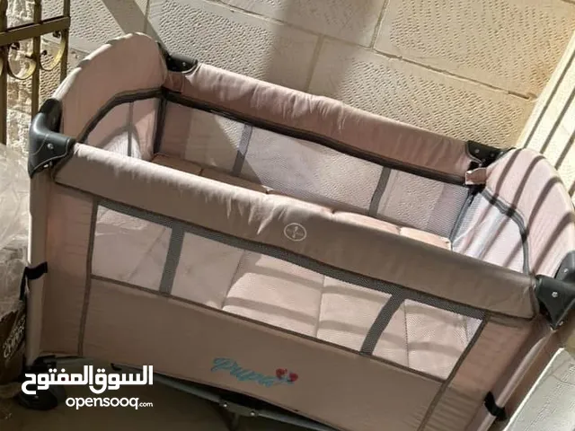 تخت اطفال لون بيج قابل للطي + فرشة +كوت للبيع