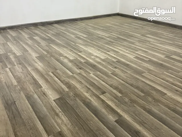 باركية الماني مستعمل على الارضية غير مفكوك غرفتين كل وحده 4/5 اللون رمادي وعسلي
