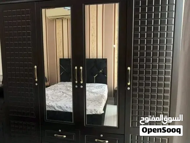 عفش منزل للبيع موجود في عجمان غرفه نوم وأدوات مطبخ و2 صوفا