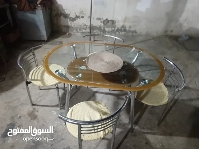 ميز طعام نضيف ومرتب