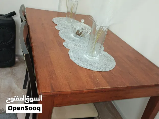 طاولة سفرة خشب زان قوي لون بني السعر ب 15ريال مع كرسيين خشب بحالة جيدة