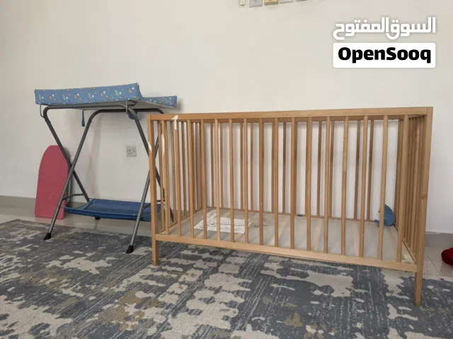 سرير طفل وعربة وسيارة
