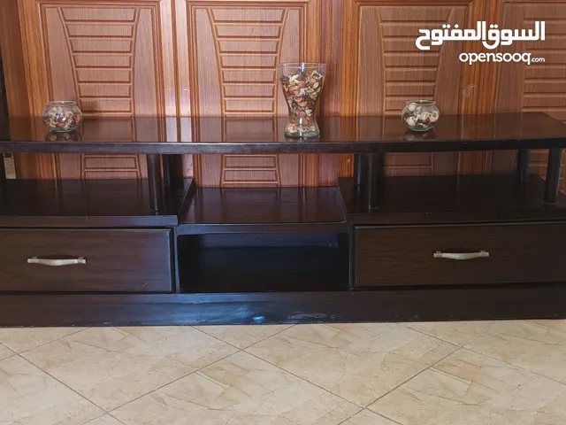 طاولة تلفزيون