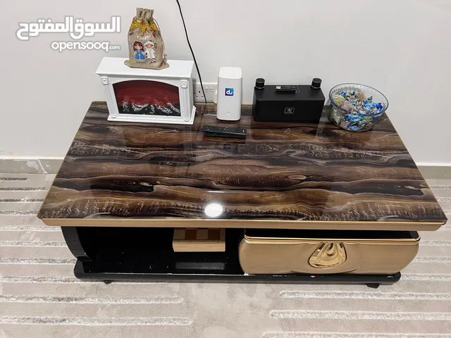 طاوله فخمه للبيع مع ساعه كبيره