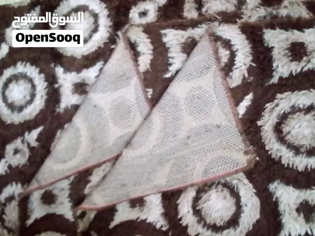 ثلاث سجادات شاغي قياسات مختلفه وبحاله جيده جدا بدون اي ضربات لون لون بني  وبيج