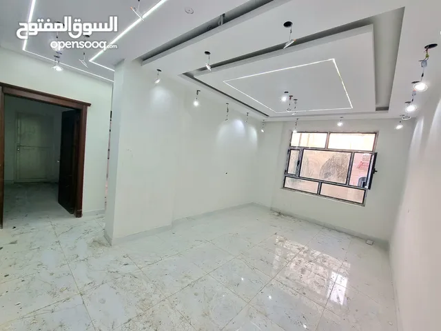 شقه للبيع في بيت بوس قريبه من كل الخدمات