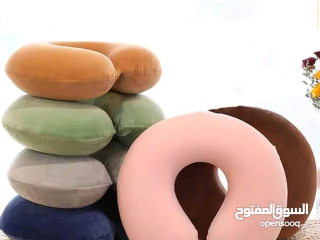 وسادة سفر للرقبة، وسادة تحمي فقرات الرقبة وتستخدم أيضاً في الدراسة، السفر، او اشياء أخرى.